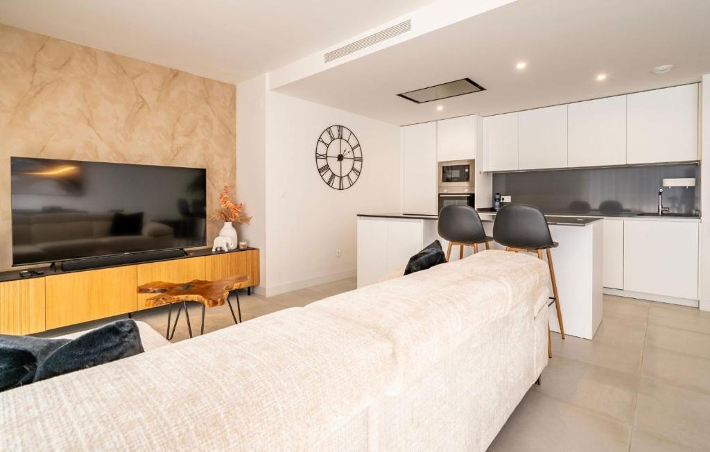 Contemporary 3-Bedroom Apartment in Oasis 325 - 2