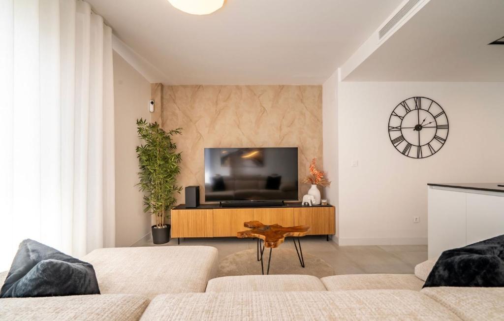 Contemporary 3-Bedroom Apartment in Oasis 325 - 3