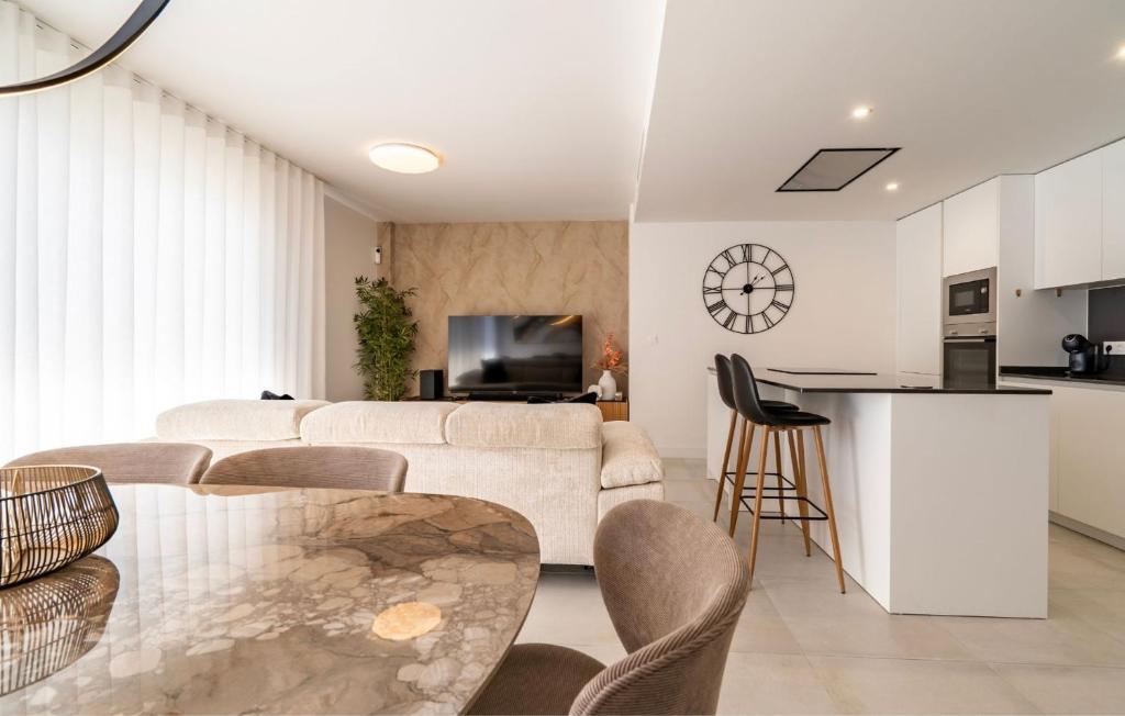 Contemporary 3-Bedroom Apartment in Oasis 325 - 4