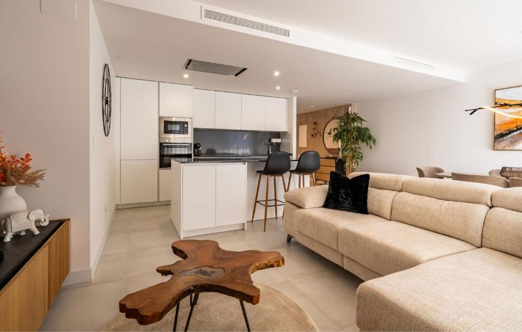 Contemporary 3-Bedroom Apartment in Oasis 325 - 5