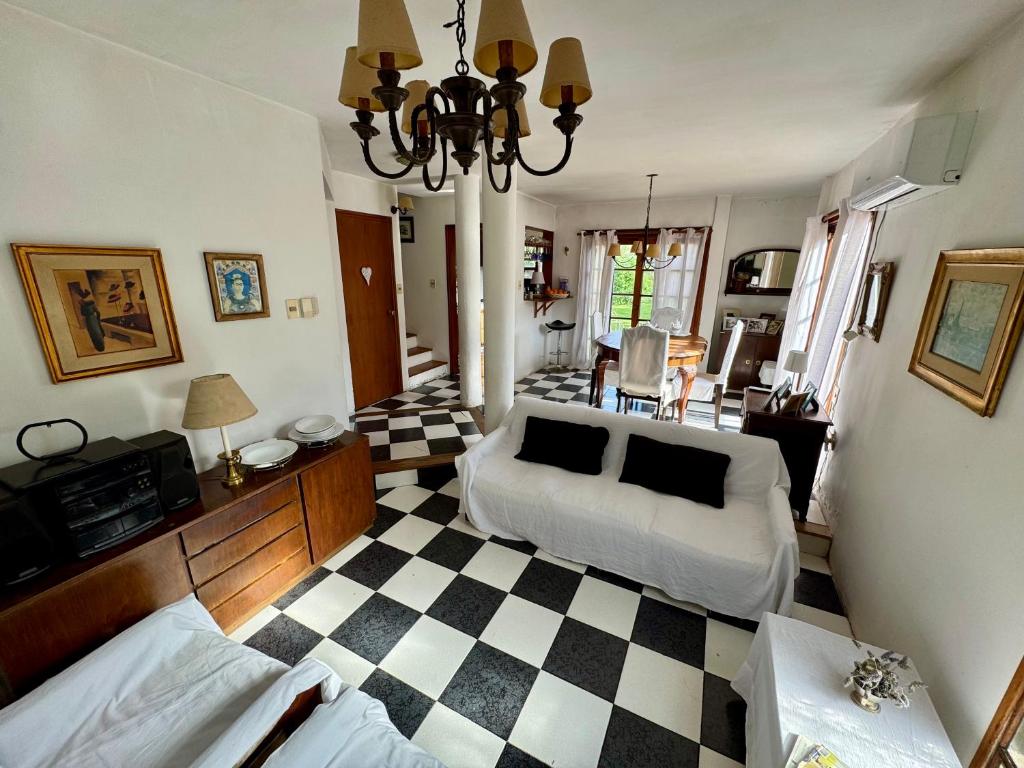 Hermosa Casa familiar de 2 pisos con patio amplio - 4