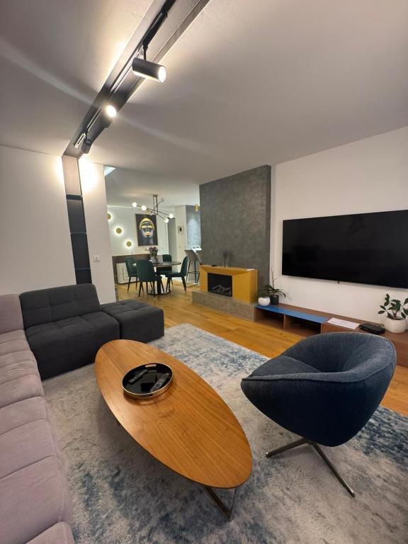 Golden Apartment With King Bed - 4