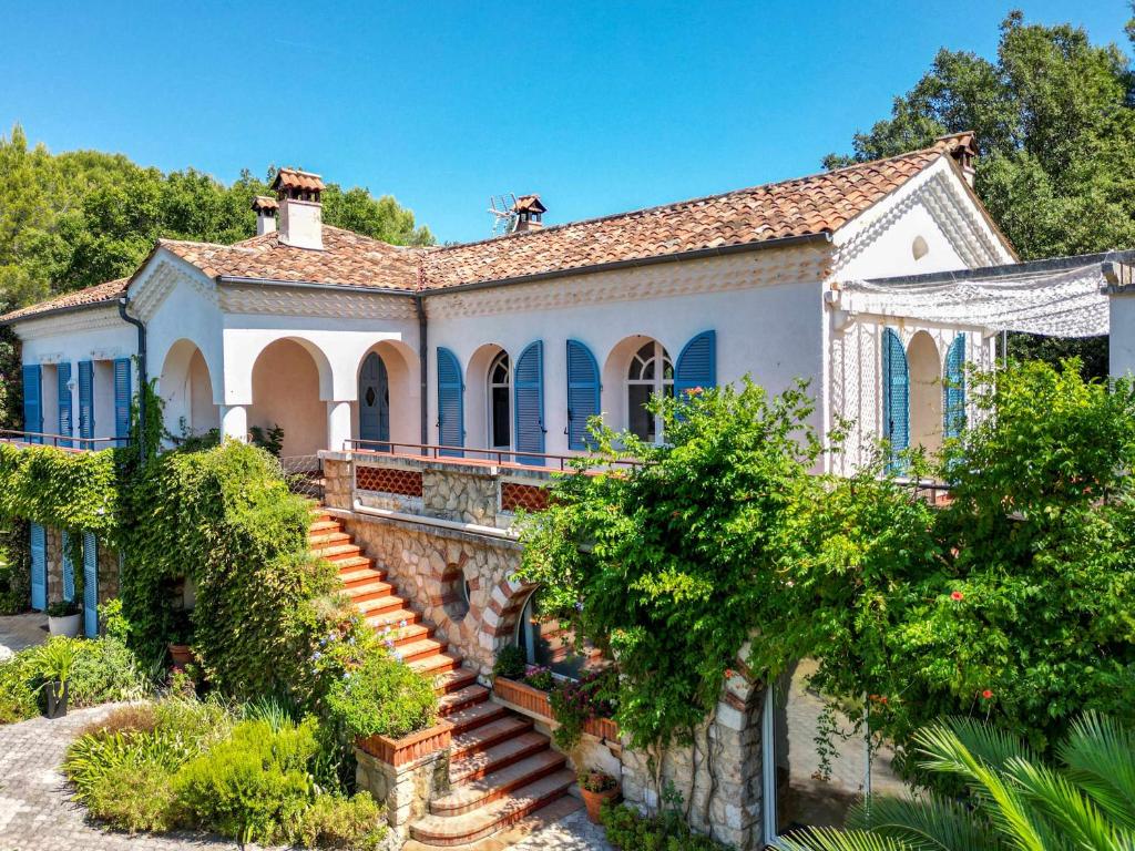 Maison de Charme au Cœur d'un Écrin de Verdure - 2
