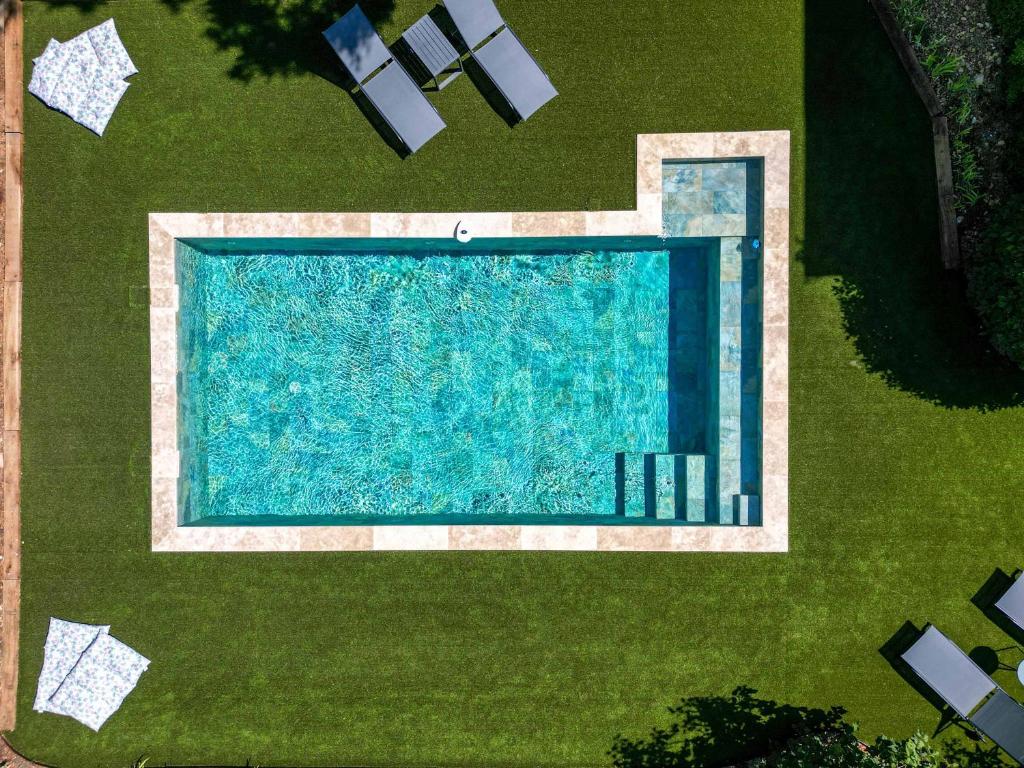 Maison de Charme au Cœur d'un Écrin de Verdure - 3