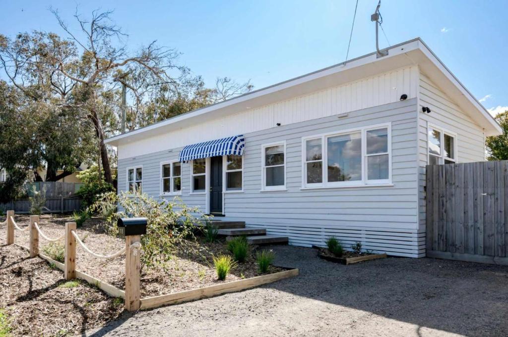 Cosy Torquay Beach Shack Minutes walk to the beach, Torquay
