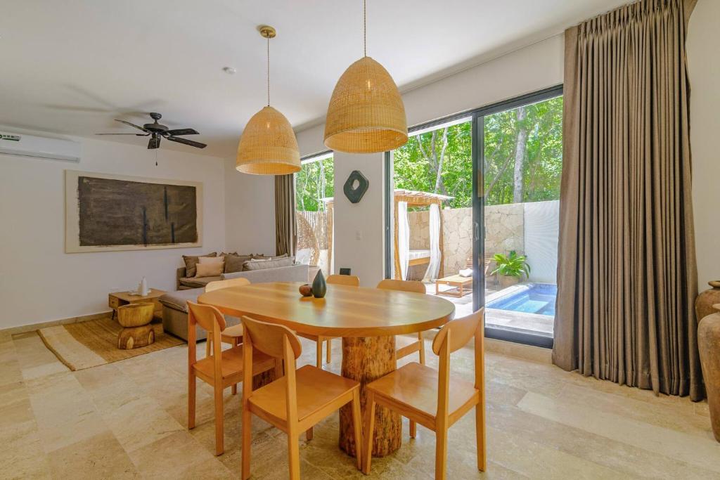 Tropical retreat: Scooters, Hot Tub, Pool, Projector - 2