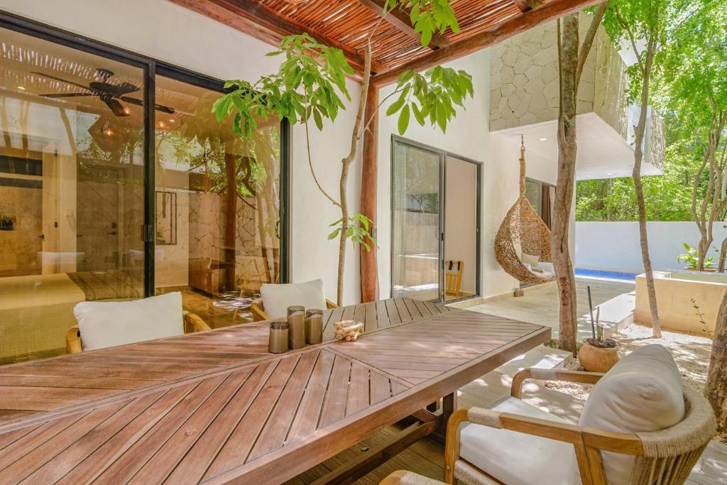 Tropical retreat: Scooters, Hot Tub, Pool, Projector - 4