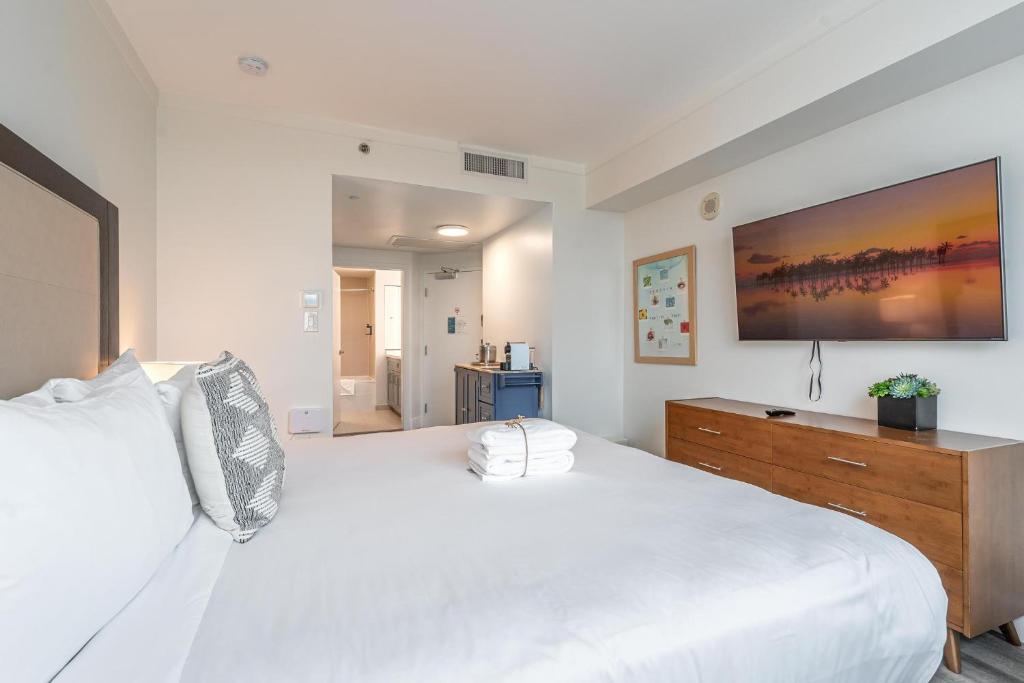 Cozy Grove Stay Free Parking Pool Access Walk to Cafes and Parks, Miami