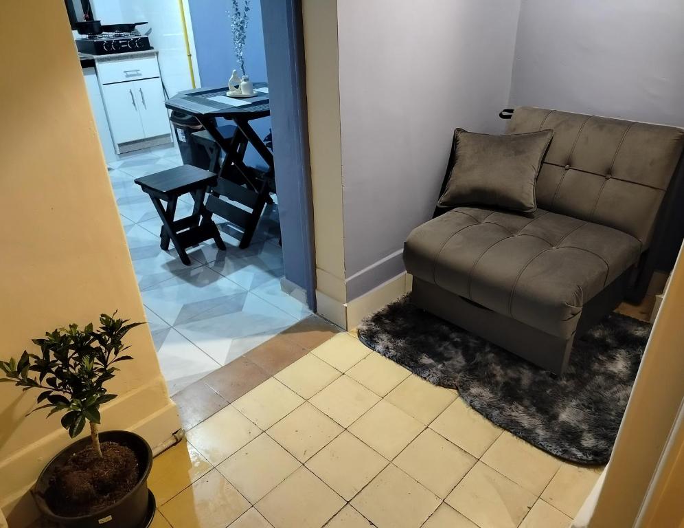 Céntrico, a una cuadra de la Plaza Isabel la Católica, linda zona - 3