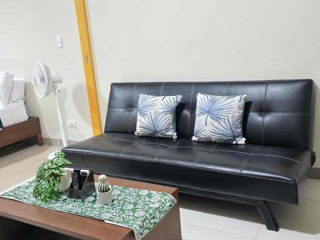 Modern BGC One Uptown 1BR near Grand Hyatt Uptown Mitsukoshi Malls and St Lukes Medical Center, Манила