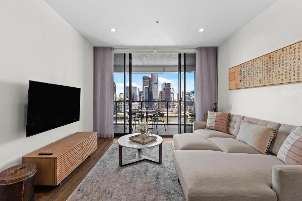 Stunning City and River Views Apt with Parking and Pool, Brisbane