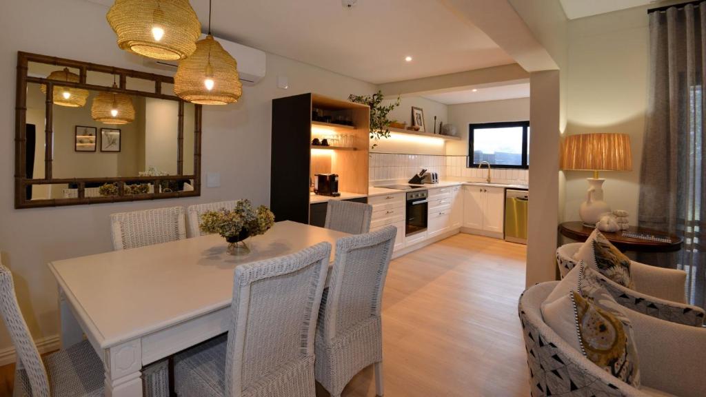 Kitchen, ANEW Hotel Hilton Pietermaritzburg in Howick