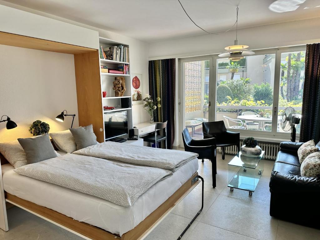 Palme 004 by Fewotessin, Locarno