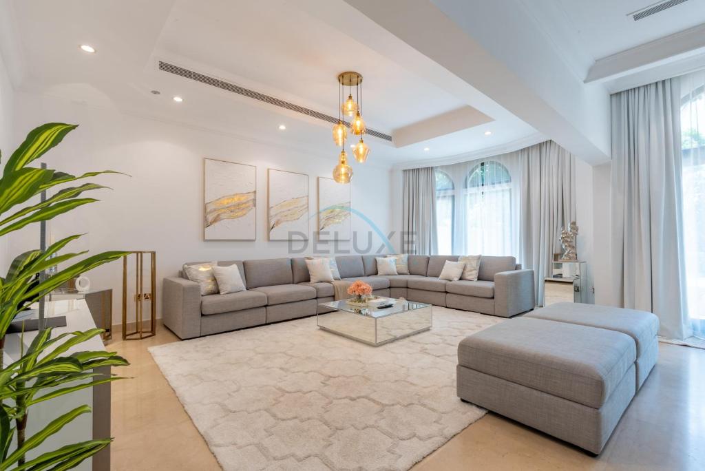 Private Beachfront Villa with Pool Access, Minutes from Nakheel Mall and Monorail, Canal Cove, Palm Jumeirah by Deluxe Holiday Homes, Dubaï