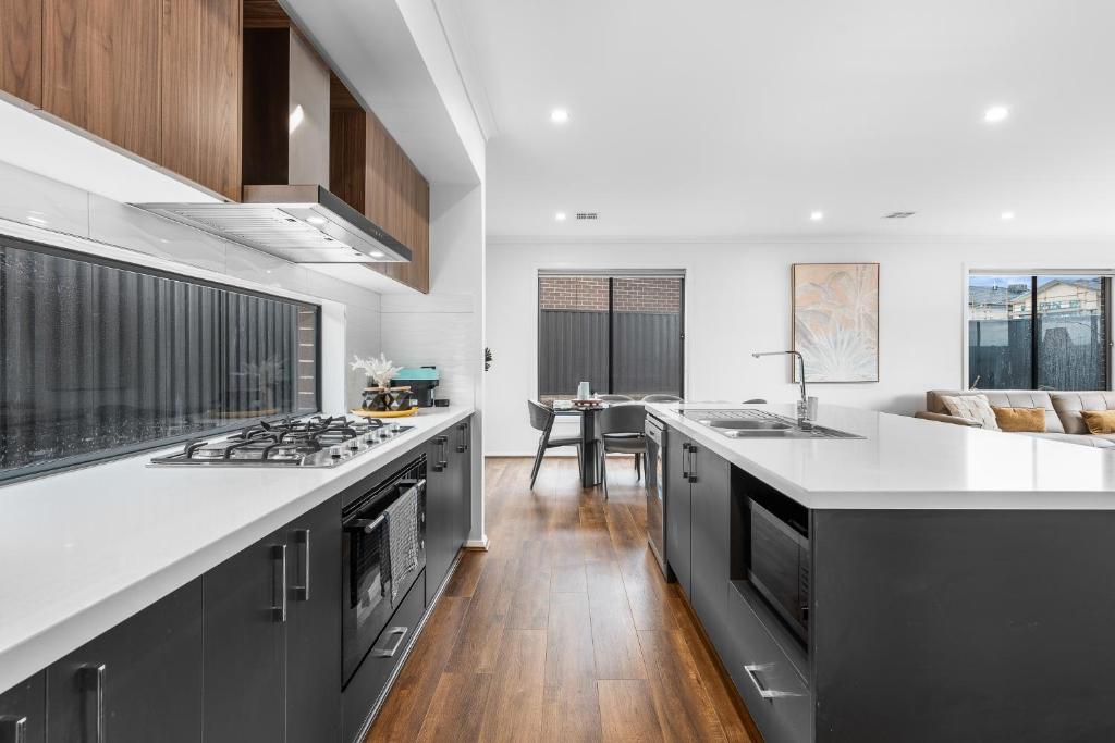 Bright & Roomy 5BR Clyde North Home, Clyde North