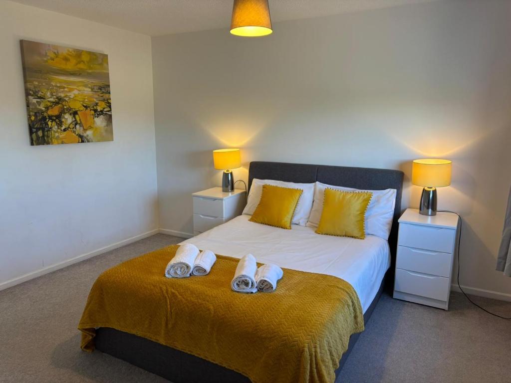 Hereford - Kestrel House - 4 Bedroom House Close to City With Parking - Sleeps 7 - Suitable for Family Gatherings or Contractors With Vehicles - Hosted by RENTMYHOUSE, Hereford