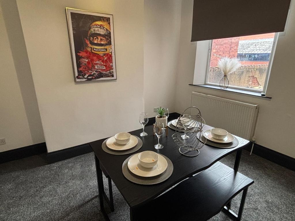 Spacious 6-Bed Stay Central Warrington Sleeps 12, Warrington