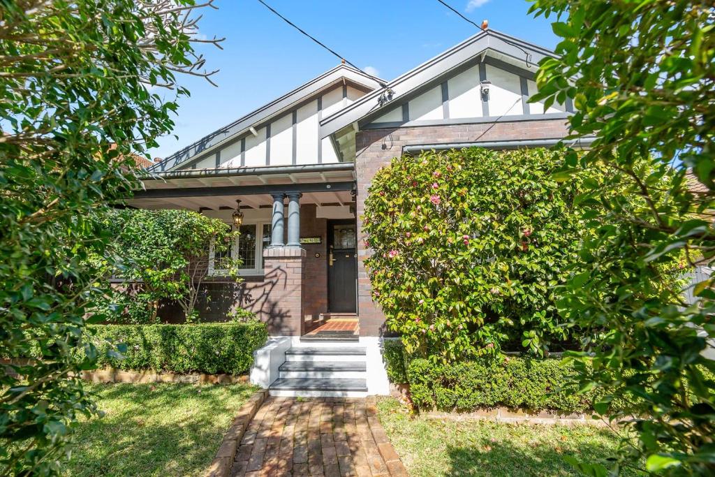 Twin Gables - Federation Retreat with Garden Studio, Sydney