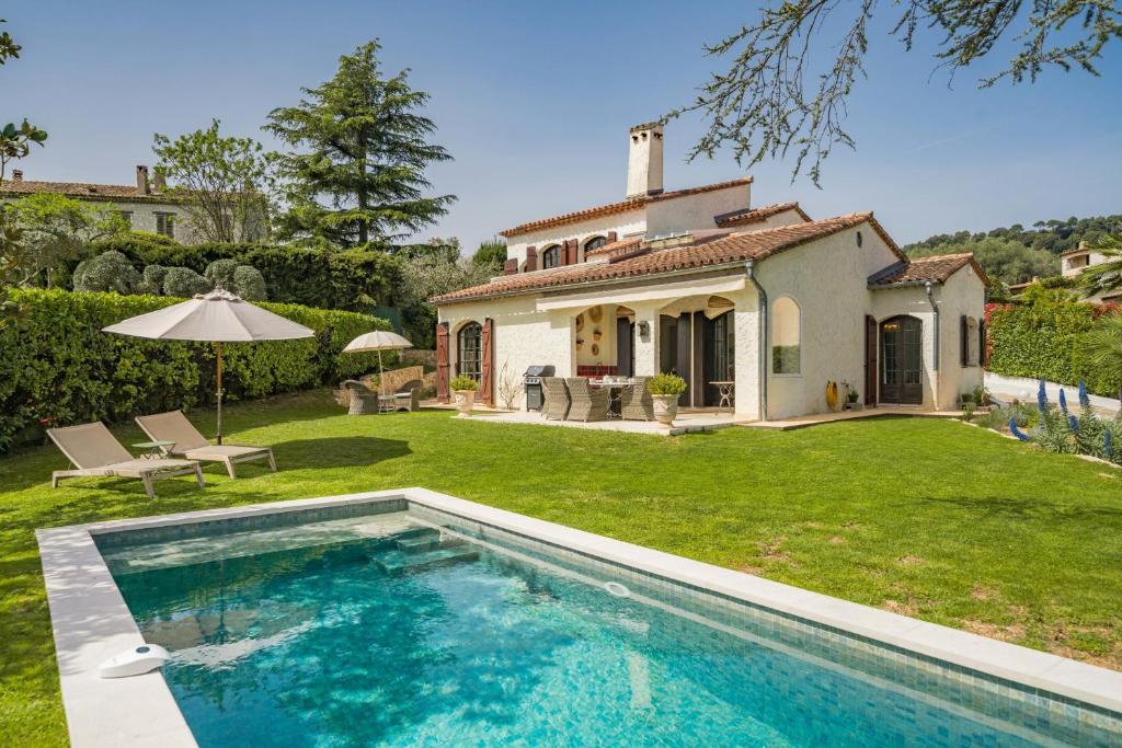Authentic villa with swimming pool in La Colle-sur-Loup - 1