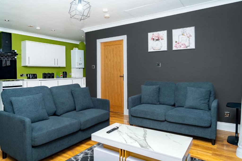 Elegant 1BD, Gym, Parking, Bus to Airport, Sleeps4, Edinburgh