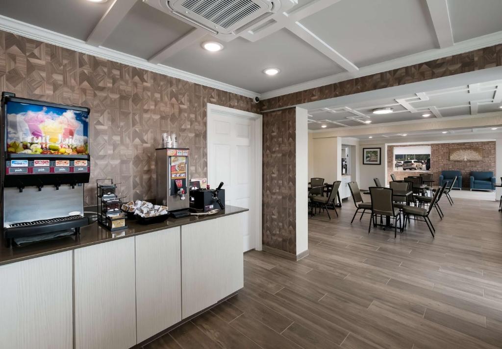Restaurant, SureStay Plus by Best Western Pigeon Forge in Pigeon Forge (TN)
