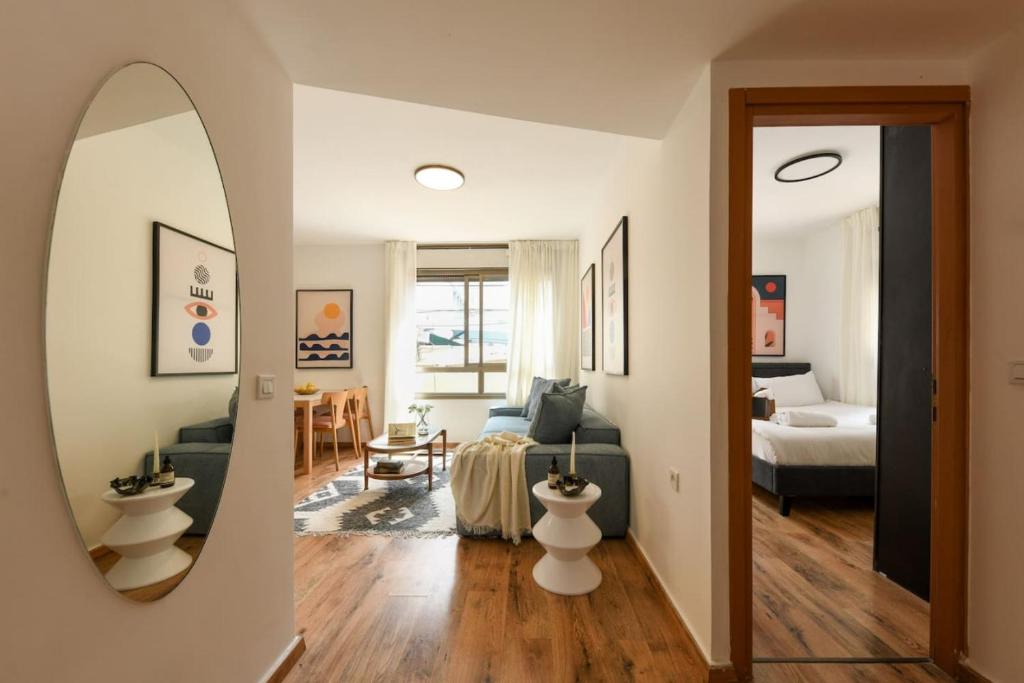 Cozy Apt 4-min from the Beach with Mamad by Sea N' Rent, Tel Aviv