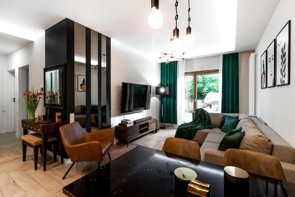 Mennica Residence - Stylish 2-Bedroom Apartment with Private Terrace #144, Varsavia