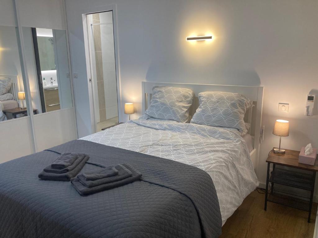 Cannes Sea View, by Beach, Private Room in Shared 3-Bedroom Apartment, Private Bathroom & Balcony,, Chambre avec salle de bain privative & balcon, chez l'habitant - 3
