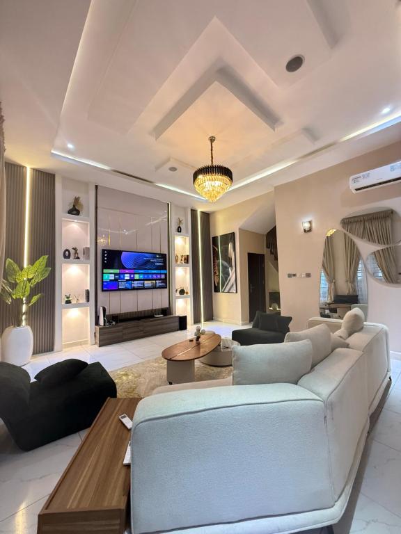 Spacious 4BR Luxury Apt, Netflix, Solar, Fast WiFi, Ogoyo