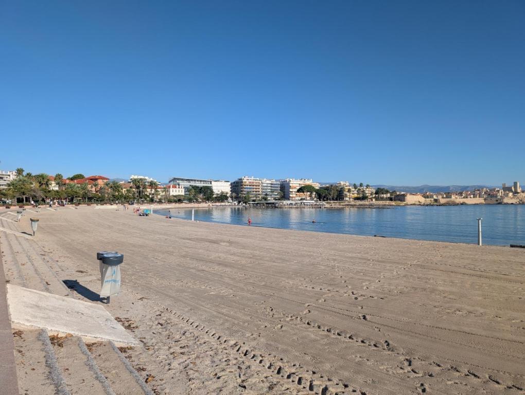 Luxury studio next to beaches and old town Antibes - 3