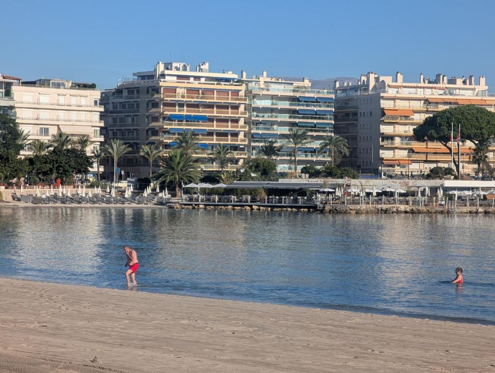 Luxury studio next to beaches and old town Antibes - 2