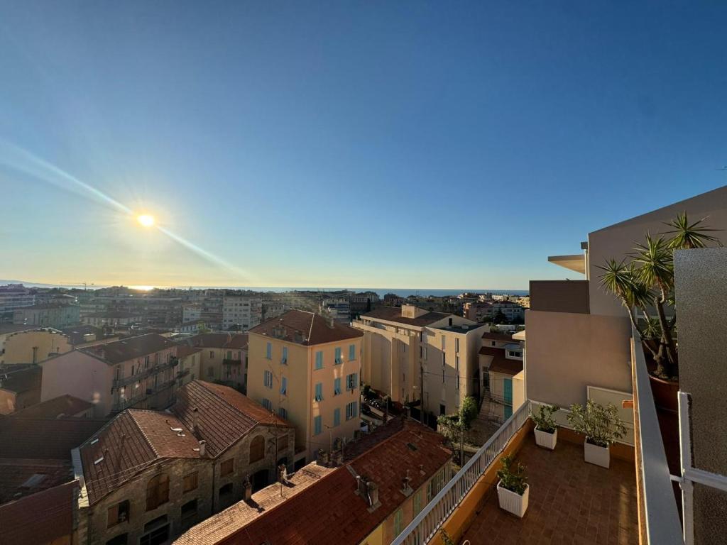 Dernier étage coeur Menton, vue mer parking privé - 2