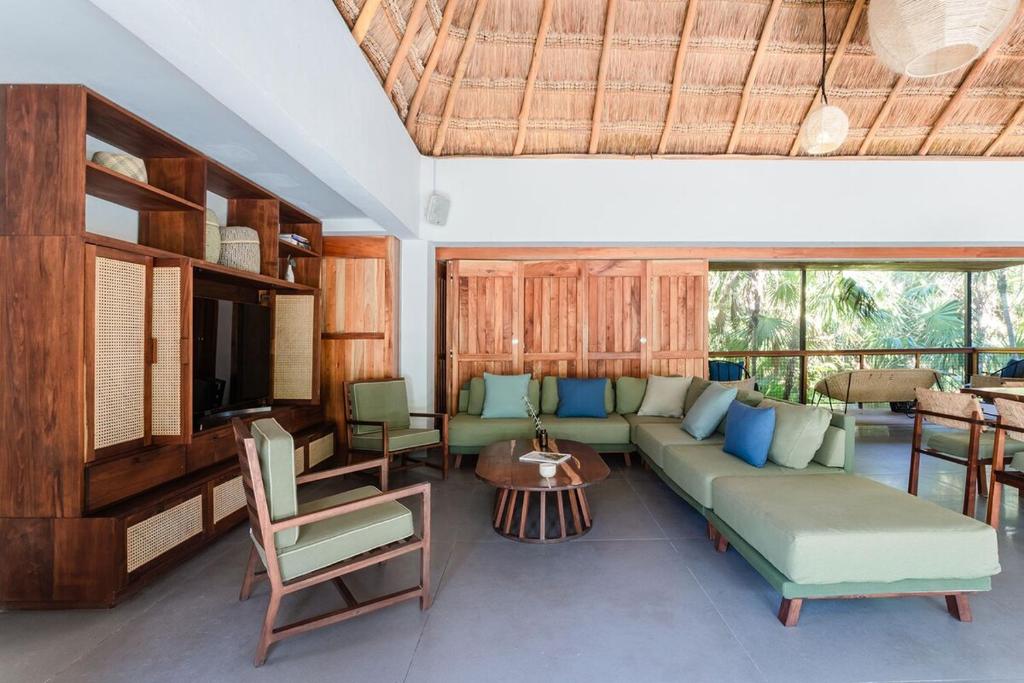 Beachfront Villa Pools & Concierge in Sian Kaan, Cedro