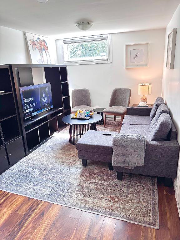 Bright & Spacious 2BR & Parking Near TTC & Shops, Toronto