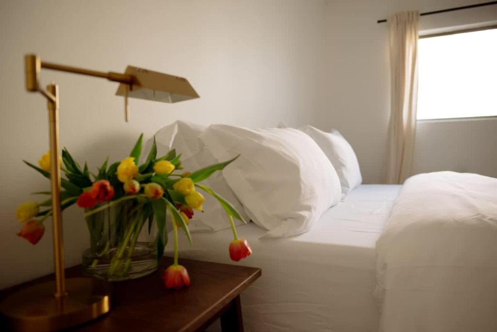 2 Bed 1 Bath Apt in Hollywood with Parking, Лос-Анджелес
