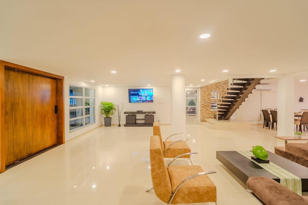 Encanto Mansion - 6BR Luxury Villa Near Walled City - 4