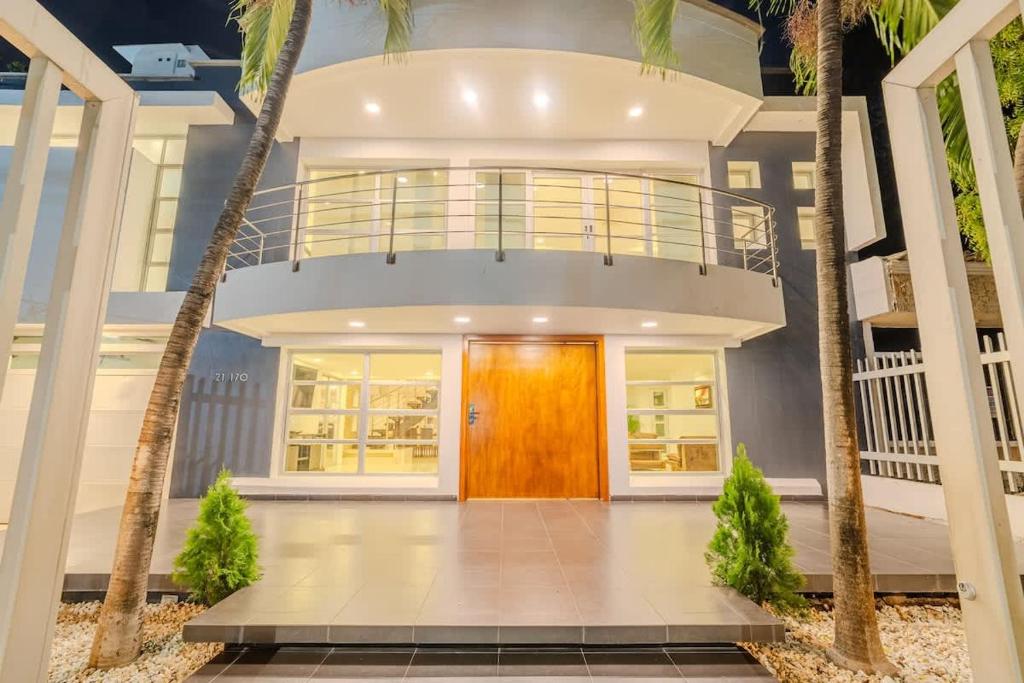 Encanto Mansion - 6BR Luxury Villa Near Walled City - 2