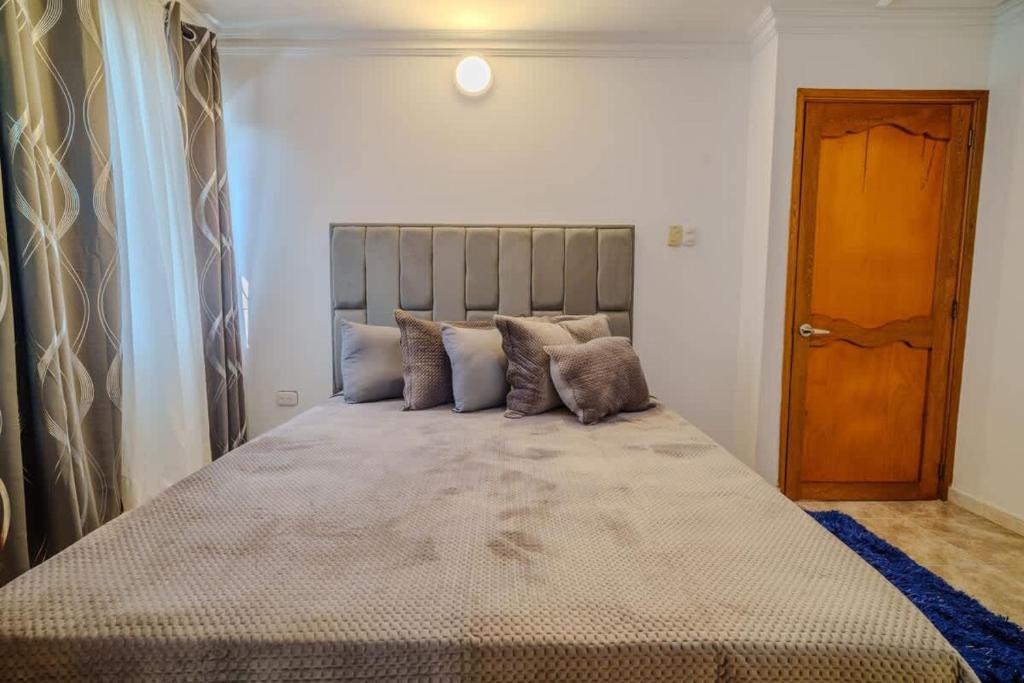 4 Bedroom Villa - Minutes to Walled City - 2