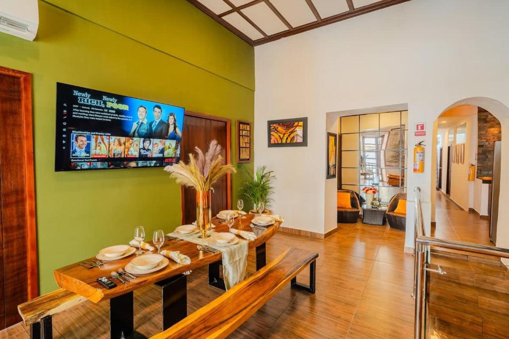 7BR Walled City Diamond Villa - Rooftop Heated Jacuzzi - 3