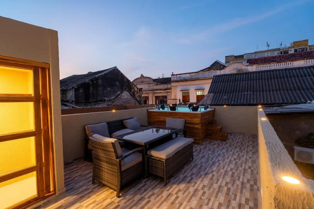 7BR Walled City Diamond Villa - Rooftop Heated Jacuzzi - 4