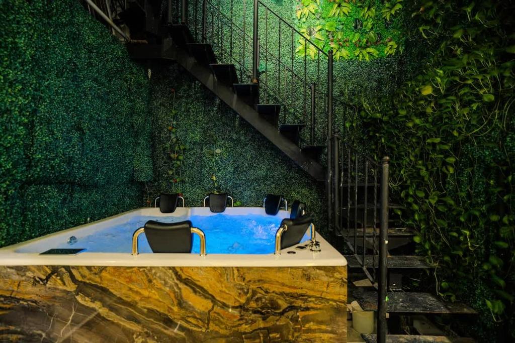 Walled City 9BR Luxury Villa - Jacuzzi & Pool Table - 3