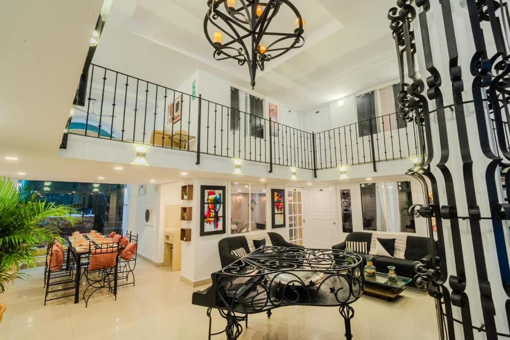 Walled City 9BR Luxury Villa - Jacuzzi & Pool Table - 5