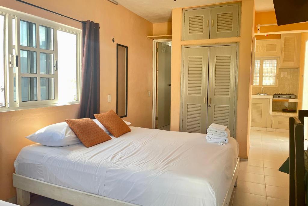 Central Studio with Balcony & Kitchen - 2