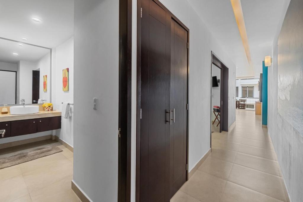 Stylish 2BR Flat: Steps from Los Muertos Beach & Dining - 2