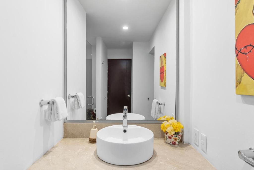 Stylish 2BR Flat: Steps from Los Muertos Beach & Dining - 4