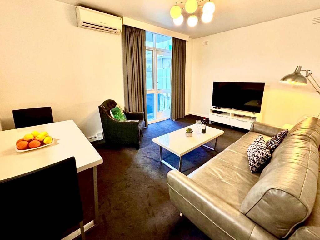 1 Bdrm With Parking, Walk to Beach, Melbourne