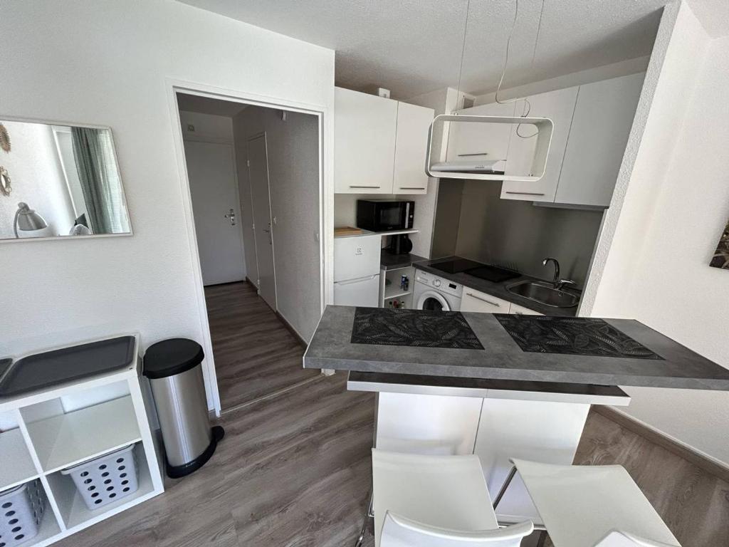 Studio rénové avec terrasse et parking au Lavandou - FR-1-251-871 - 5