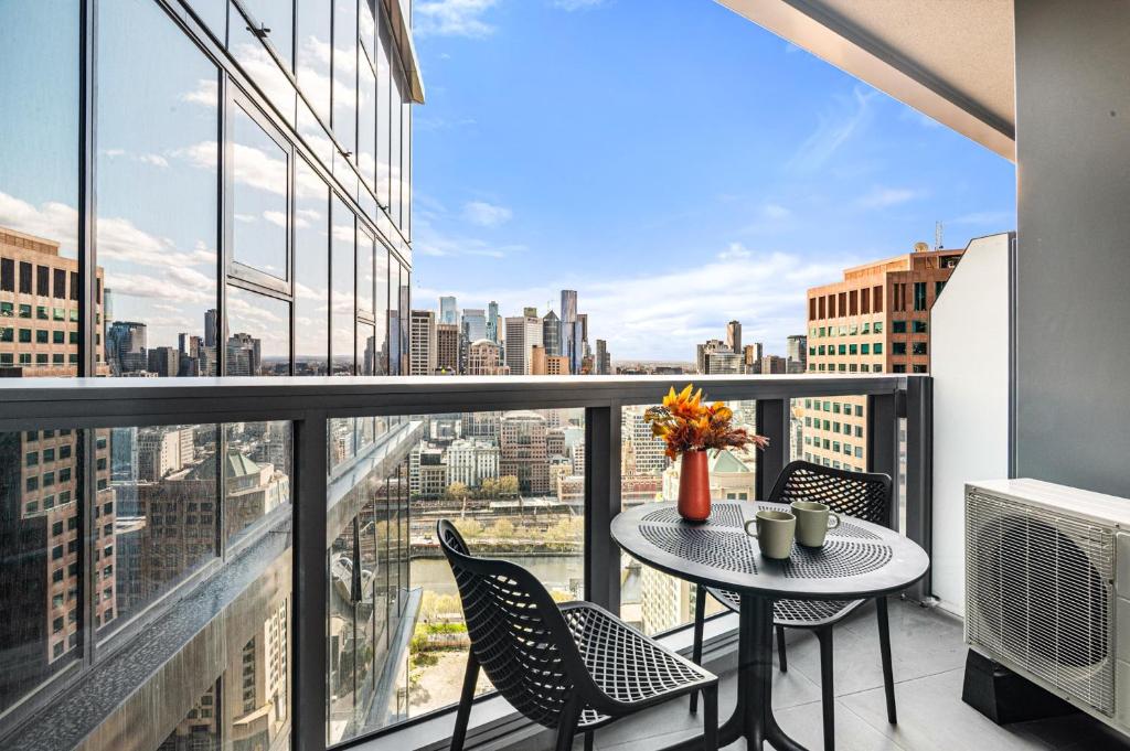 Modern City Views Escape with Gym Access, Melbourne