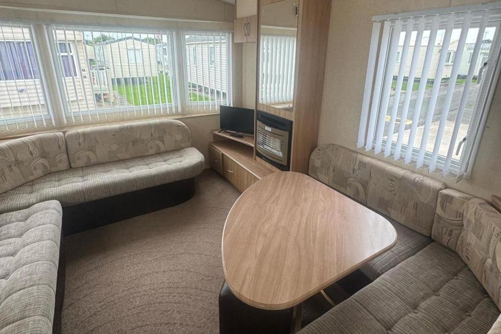 3 Bed Caravan - Sleeps 8 - Pets - Parking, Rhyl