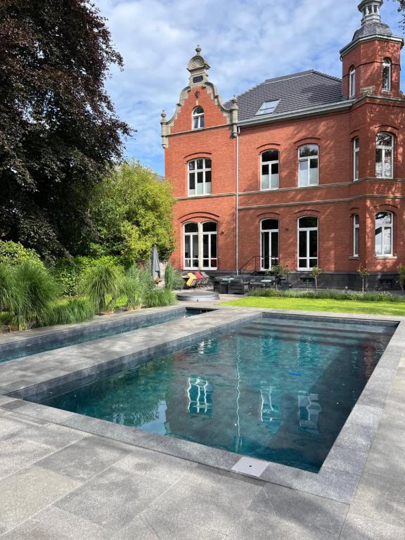 Herrenhaus mit Pool-Landschaft, Tönisvorst